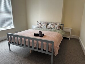 Room - Cosy 3 bedroom house in Sale, Manchester (Sale)