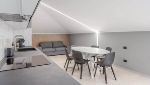 Een moderne keuken met een eethoek, inclusief een ronde tafel en stoelen.
