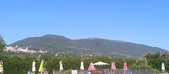 Moder flat near assisi 2 minutes from airport & pool
