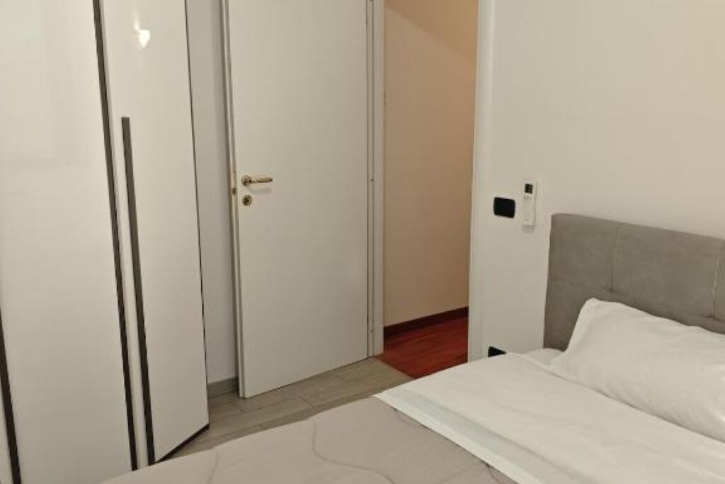 2 habitaciones, tabla de planchar con plancha y cuna de viaje 