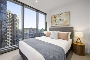 2 bedrooms, laptop workspace, bed sheets - Skyline & Sea Luxe Heated Pool, Gym, Sauna, Steam (Melbourne)
