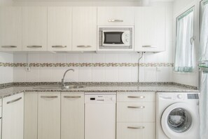 Wasserkocher mit Kaffee-/Teezubehör, Kühlschrank, Mikrowelle, Ofen