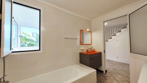 Bruser, hårtørrer, bidet, håndklæder