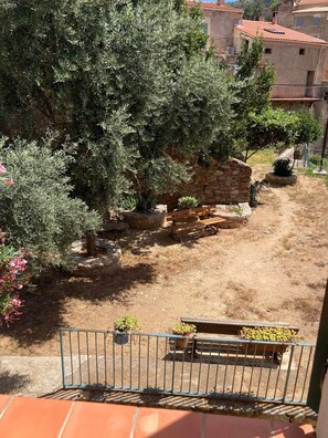 Property grounds - Holiday Home 'Rental Between Sea and Mountain' with Private Terrace, Wi-Fi and Air Conditioning (Belgodère)