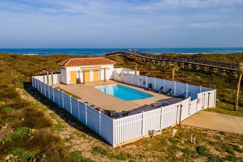 Villa Pamplona - Best views of Gulf & Private Lake