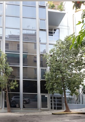 Exterior detail - BES 6 - Minimal Studio by GHH (Kesariani)