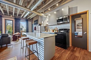 Fridge, microwave, oven, stovetop - Renovated Studio Steps from Atlanta Beltline (Atlanta)