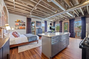Desk, WiFi, bed sheets - Renovated Studio Steps from Atlanta Beltline (Atlanta)
