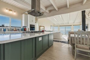 Fridge, microwave, oven, stovetop - @ Marbella Lane - Chic Panoramic OceanView Retreat (Laguna Beach)