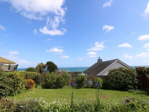 A coastal house with a garden, a view of the sea, and a clear sky. - Wootton Gray (Penzance)
