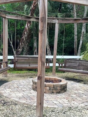 Property grounds - Welcome to the Sugar Shack in our unique fishing village of Homosassa. (Homosassa)