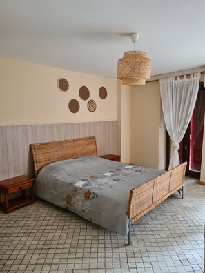 5 bedrooms, iron/ironing board, travel cot, free WiFi - Spacious 5 bedroom family home in the picturesque medieval village of Belvès (Pays de Belvès)