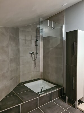 Shower, hair dryer, towels, soap - Spacious 5 bedroom family home in the picturesque medieval village of Belvès (Pays de Belvès)