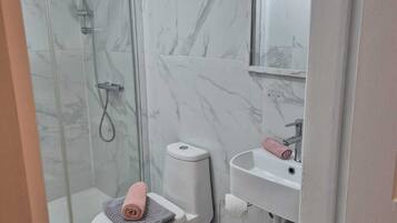 Shower, free toiletries, towels