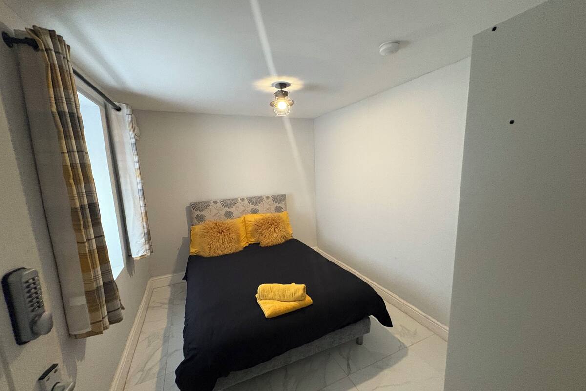 Economy Room, 1 Double Bed, Non Smoking, Shared Bathroom
