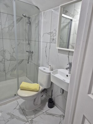 Bathroom - Private room in Little Bridgeford (LITTLE BRIDGEFORD)