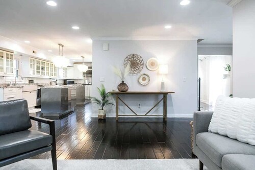 Cozy Home w/ POOL + CHEFS kitchen in Prime Area