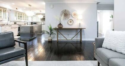 Cozy Home w/ POOL + CHEFS kitchen in Prime Area