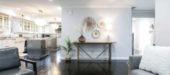 Cozy Home w/ POOL + CHEFS kitchen in Prime Area