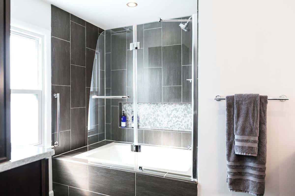 Dusche, Haartrockner, Handtücher, Shampoo