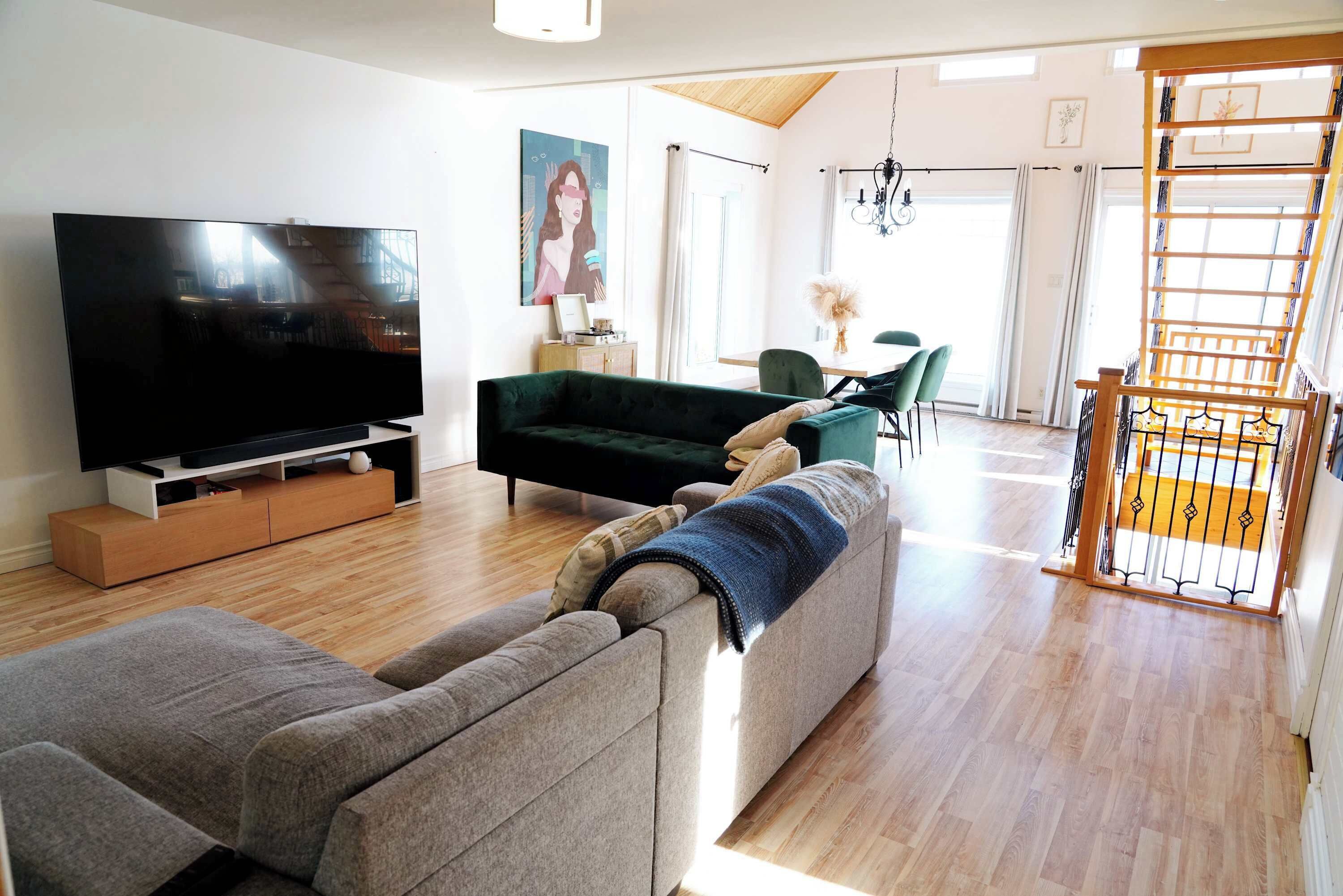 Télévision, chaîne hi-fi, espaces bureaux