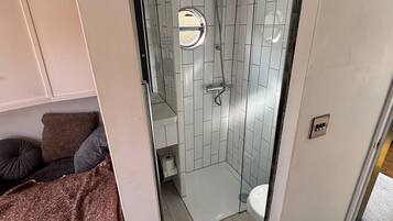 Shower dan handuk