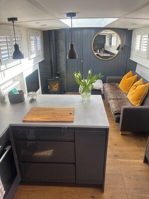 Interior - Unique 2 Bed Waterside Retreat, Pet Friendly (Worcester)