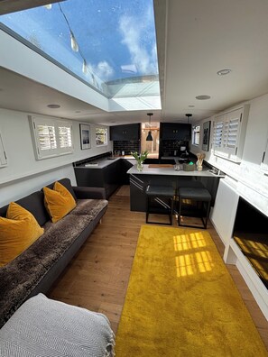 Interior - Unique 2 Bed Waterside Retreat, Pet Friendly (Worcester)