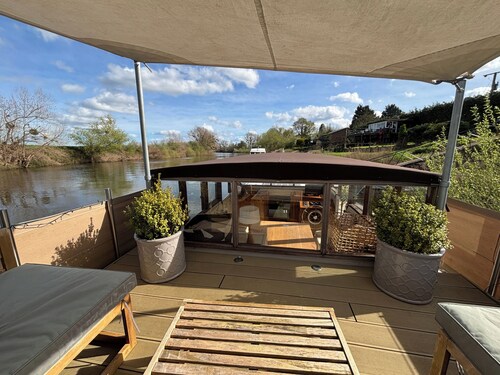 Unique 2 Bed Waterside Retreat, Pet Friendly