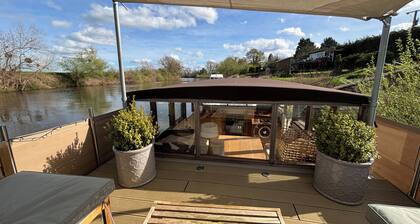 Unique 2 Bed Waterside Retreat, Pet Friendly