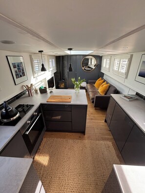 Private kitchen - Unique 2 Bed Waterside Retreat, Pet Friendly (Worcester)