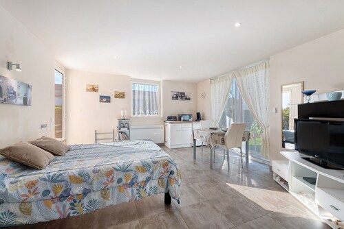 Guest Room "Chez Odile" near the Beach and GR34 Trail
