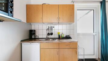 Fridge, stovetop, coffee/tea maker, electric kettle