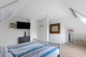 4 bedrooms, iron/ironing board, WiFi, bed sheets