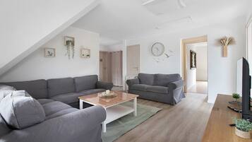 TV, fireplace, stereo