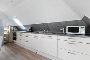 Frigorifero, microonde, forno, piano cottura
