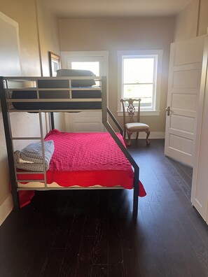 2 bedrooms, free WiFi, bed sheets - The Hampshire (Jerome)
