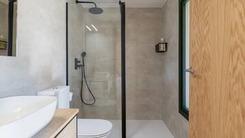 Een douche, een haardroger, handdoeken