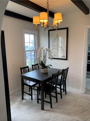 Dining - Charming apartment with an ocean view in Santa Monica (Santa Monica)