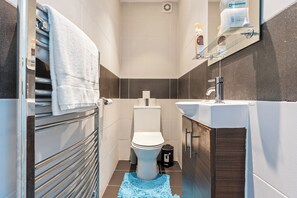 Bathroom - Spacious 3BR+1.5B flat steps away from Paddington Stations (London)