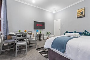 Room - Spacious 3BR+1.5B flat steps away from Paddington Stations (London)