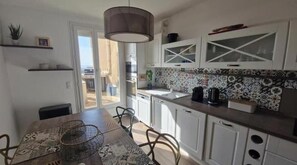 Dining - 2-bedroom family apartment with large terrace and sea view (Bastia)