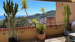 Terrace/patio - 2-bedroom family apartment with large terrace and sea view (Bastia)