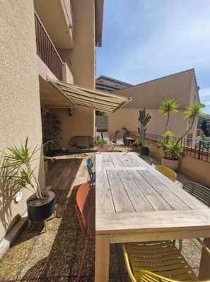 Outdoor dining - 2-bedroom family apartment with large terrace and sea view (Bastia)