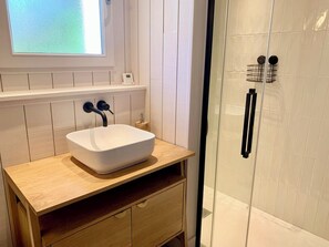 Dusch, hårtork, handdukar och toalettpapper