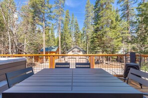 Outdoor dining - Donner Lake Outpost: Hot Tub, Game Room, Walk to Beach (Truckee)