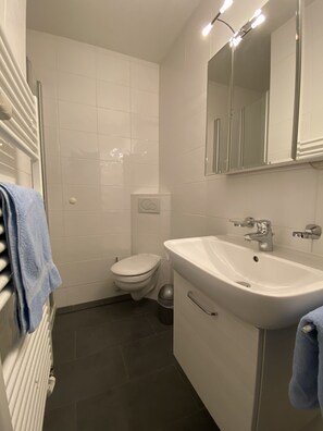 Bathroom - Vrbo Property (Borkum)