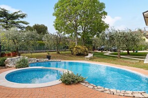 Pool - Holiday Home 'Alessandra' with Mountain View, Wi-Fi and Air Conditioning (Torri del Benaco)