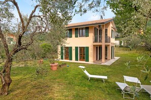Exterior - Holiday Home 'Alessandra' with Mountain View, Wi-Fi and Air Conditioning (Torri del Benaco)