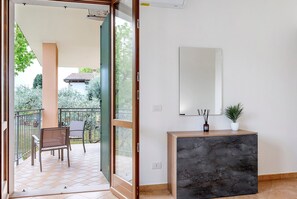 Interior - Holiday Home 'Alessandra' with Mountain View, Wi-Fi and Air Conditioning (Torri del Benaco)